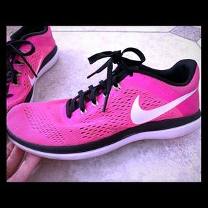 Nike flex fitsole tennis shoes size 8